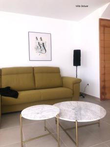 - un salon avec un canapé et deux tables dans l'établissement Residencial Dulcinea - Chalet, à Alcossebre