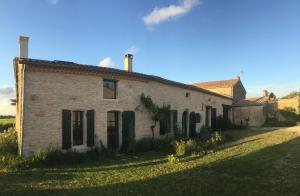 Saint-Genès-de-BlayeChai Crann Piorra的草地上一座古老的石头房子