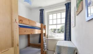 เตียงสองชั้นในห้องที่ Solent Sea View beach Cottage