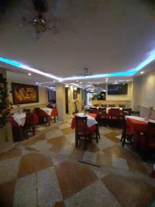 a dining room with tables and chairs in a restaurant at Hotel Restaurante El Madroño Chia in Chía