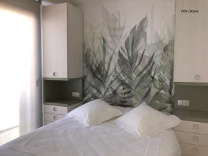 - un lit avec 2 oreillers dans une chambre dans l'établissement Residencial Dulcinea - Chalet, à Alcossebre