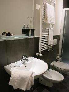 a bathroom with a white sink and a toilet at Ca RINA in Venice