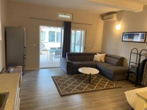 - un salon avec un canapé et une table dans l'établissement Studio Apartment Luxe- 10min to Old Town, à Dubrovnik