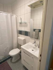 La salle de bains blanche est pourvue de toilettes et d'un lavabo. dans l'établissement Studio Apartment Luxe- 10min to Old Town, à Dubrovnik
