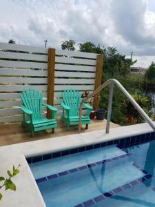 The BNB on Triggerfish Close to the airport 내부 또는 인근 수영장