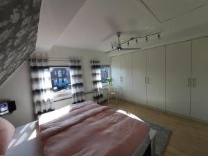 - une chambre avec un grand lit et une fenêtre dans l'établissement Ferienwohnung Mühlennest, à Emden