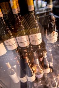 un grupo de botellas de vino sentadas en un refrigerador en Restaurant Hotel Laternchen en Colonia
