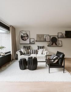 un soggiorno con divano e tavolo di Appartement De Torenhoeve NIEUW a Burgh Haamstede