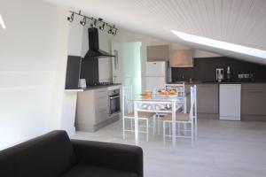 cocina y comedor con mesa y sillas en Gîte les Mimosas des orgues de la Sybille, en Ille-sur-Têt