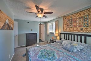 um quarto com uma cama e uma ventoinha de tecto em Buena Vista Home with Private Yard, Near Hiking em Buena Vista