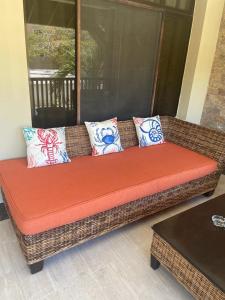 Uma área de estar em Las Terrenas beachfront 2 bedrooms condo with pool