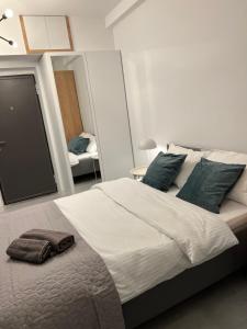 um quarto com uma cama grande e um espelho em One Room Iasi em Iaşi
