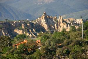 una montagna con una casa di fronte di Gîte les Mimosas des orgues de la Sybille a Ille-sur-Têt