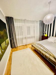 ein Schlafzimmer mit einem Bett und einem großen Fenster in der Unterkunft Sarajevo Central Point in Sarajevo