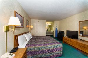 Un pat sau paturi într-o cameră la Express Inn Eureka Springs