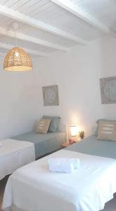 a bedroom with two beds and a couch at Cantinho de Milfontes Quarto Twin in Vila Nova de Milfontes