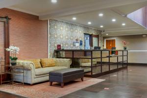 a lobby with a couch and a reception desk at Best Western Plus Brookside Inn in Milpitas