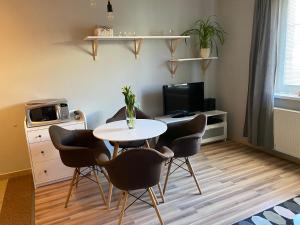 um quarto com uma mesa e cadeiras e uma televisão em Apartmán Pošta em Rajecké Teplice