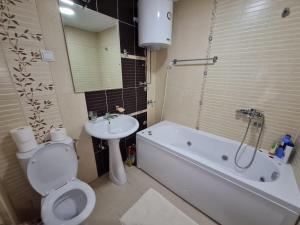 y baño con aseo, lavabo y bañera. en Lux Apartment Rose 2 60m2, en Kragujevac