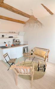 uma sala de estar com uma mesa e uma cozinha em LaFrenchCasa Canebière em Marselha