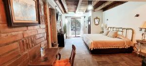 a bedroom with a bed and a table at Posada de la Virgen in Tlaxcala de Xicohténcatl