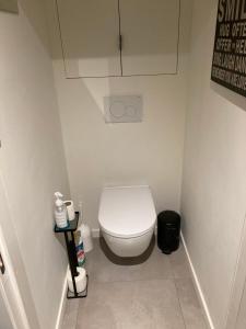 ニーウポールトにあるChristinaの部屋にある白いトイレ付きのバスルーム +17枚の写真