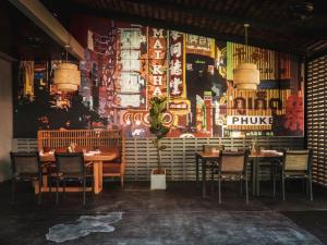 Avani Plus Mai Khao Phuket Suites 레스토랑 또는 맛집