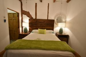 Un pat sau paturi într-o cameră la Casa Morasan Hotel-Boutique