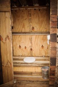 baño con lavabo con abejas en la pared en Creekside Glamping Current River Mark Twain Forest en Doniphan