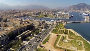 una vista aérea de una ciudad y un río en Garibaldi Rooms 29 - Piazza Marina a Palermo - In pieno Centro., en Palermo