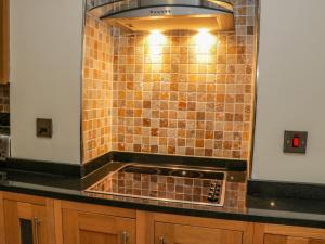 een keuken met een tegelkachel bij Apartment 6 in Whitby +23 foto's