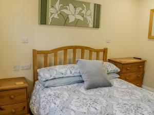 een slaapkamer met een bed met een kussen en een dressoir bij Apartment 6 in Whitby