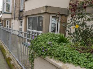 een raam van een huis met bloemen in een raamkozijn bij Apartment 6 in Whitby