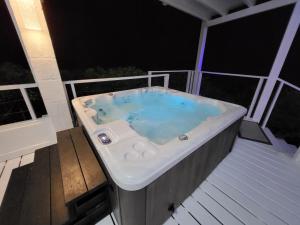 Galeriebild der Unterkunft Unique Rare Villa! Retreat Style, Full Sea Views With Private Pool & Hot Tub! villa in Christchurch