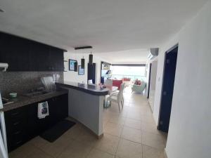 O bucătărie sau chicinetă la Departamento al pie del mar con hermosa vista / Torre Oceánica +3 fotografii