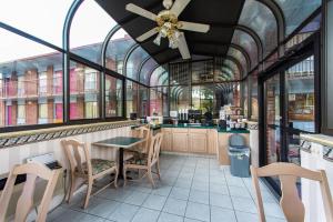 un restaurant avec une table et des chaises dans un bâtiment dans l'établissement Express Inn Eureka Springs, à Eureka Springs