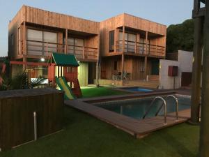 Casa con piscina y parque infantil en Cabañas Arenita, en Maitencillo