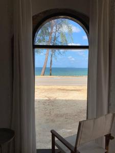 una finestra aperta con vista sulla spiaggia di Tamu Beradu Seaview Private Villa 3 Bedroom a Dungun