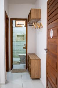 uma casa de banho com um WC e uma porta em Acoara Beco Doce em Jericoacoara