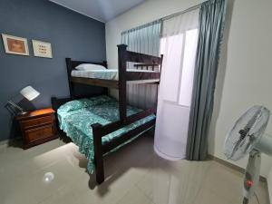 - une chambre avec des lits superposés et une fenêtre dans l'établissement Apartamentos Ave del Paraíso, à Alajuela