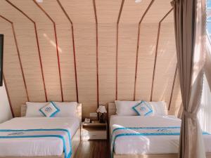 Postel nebo postele na pokoji v ubytování Homestay Tulip Garden Bảo Lộc