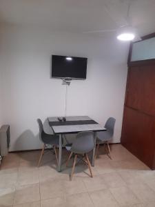 a table and chairs in a room with a tv at Departamento Céntrico en Mendoza in Mendoza