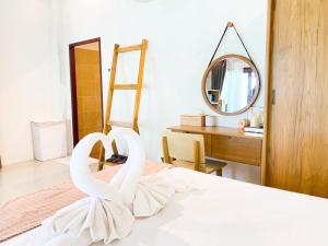 Ein Bett oder Betten in einem Zimmer der Unterkunft Khanom Sea Beach Resort