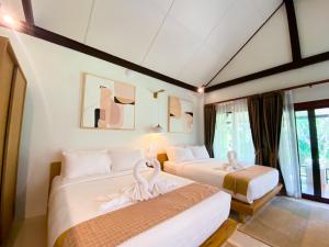 Ein Bett oder Betten in einem Zimmer der Unterkunft Khanom Sea Beach Resort