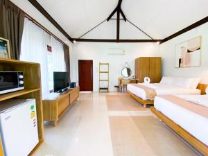 Ein Bett oder Betten in einem Zimmer der Unterkunft Khanom Sea Beach Resort