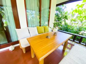 Ein Balkon oder eine Terrasse in der Unterkunft Khanom Sea Beach Resort