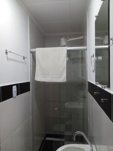 bagno con doccia e asciugamano bianco di Soledade Pousada e Apart Hotel a Morro do Chapéu Altre 53 foto
