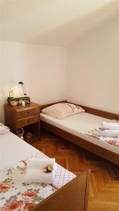 een kamer met 2 bedden en een tafel met handdoeken bij Apartment Ana in Kali
