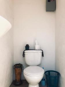 baño con aseo blanco en una habitación en Calypso cabanas en El Paredón Buena Vista