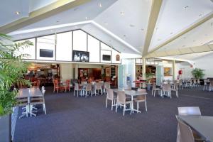 A restaurant or other place to eat at Canungra Hotel